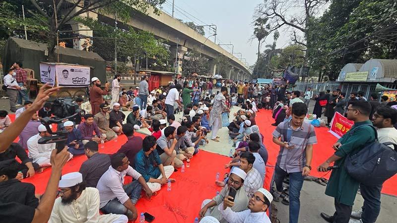 ওসমান হাদি ও জুলাই শহীদদের স্মরণে শাহবাগে ইনকিলাব মঞ্চের গণইফতার