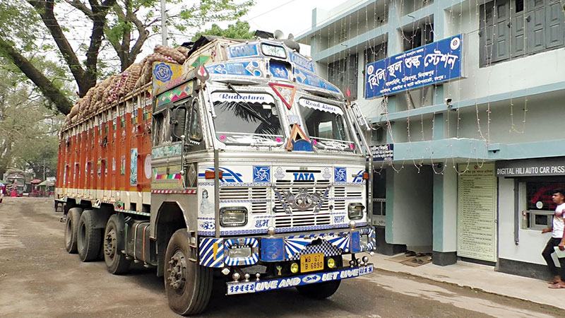 হিলি স্থলবন্দরে আটদিন পর শুরু আমদানি-রফতানি