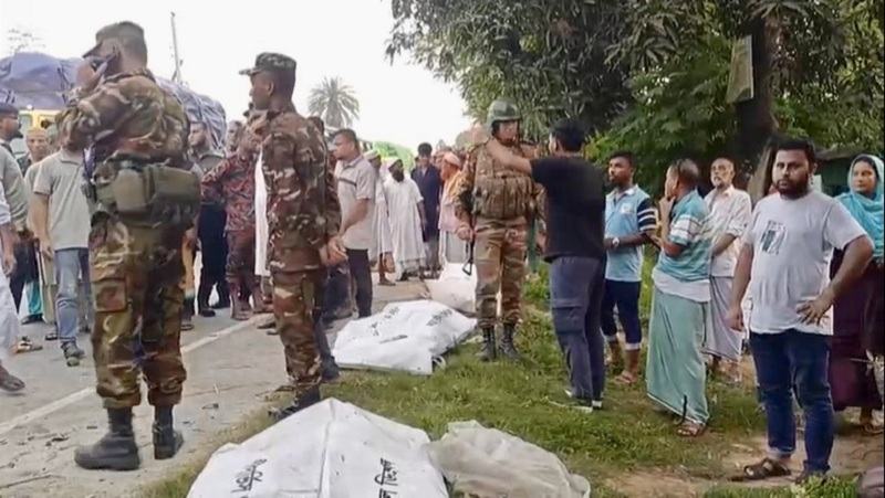 যাত্রীবাহী বাস নিয়ন্ত্রণ হারিয়ে ট্রাকে ধাক্কা, নিহত ৫ ও আহত ১৫