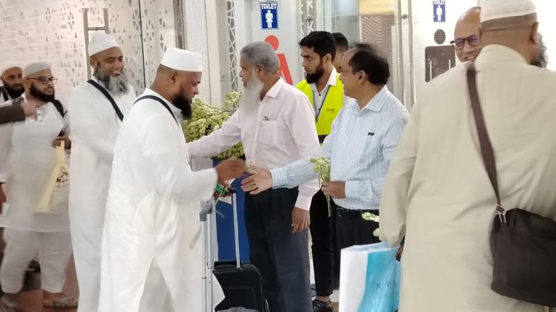 ৩৬৯ হজযাত্রী নিয়ে প্রথম ফিরতি ফ্লাইট নামল ঢাকায়
