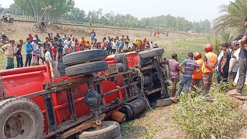 হিলিতে ট্যাংকলরি উল্টে খাদে পড়ে নিহত ২