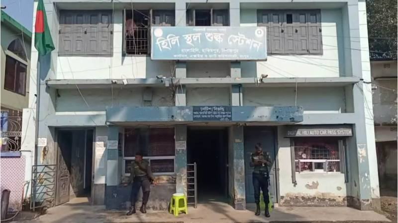 টানা তিন দিন হিলি স্থলবন্দর দিয়ে আমদানি রফতানি বন্ধ, ভোটের দিন বন্ধ যাত্রী পারাপার