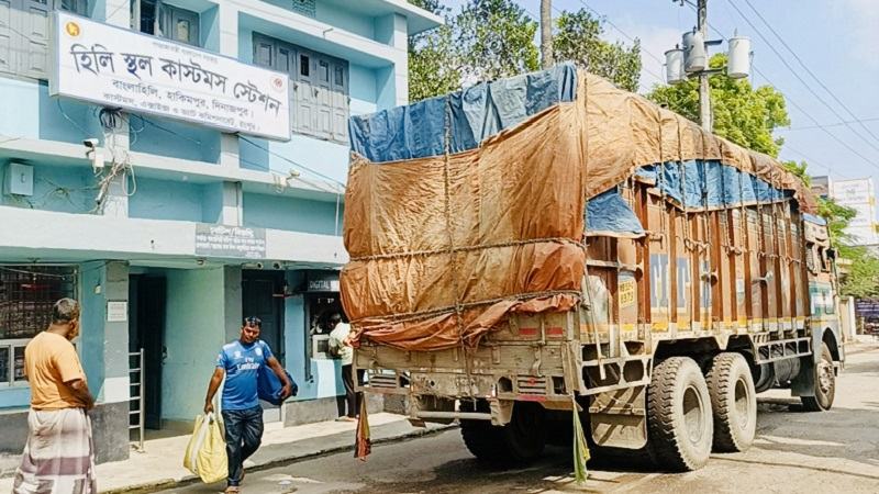 হিলি স্থলবন্দরে ৮ দিন পর আমদানি-রফতানি শুরু