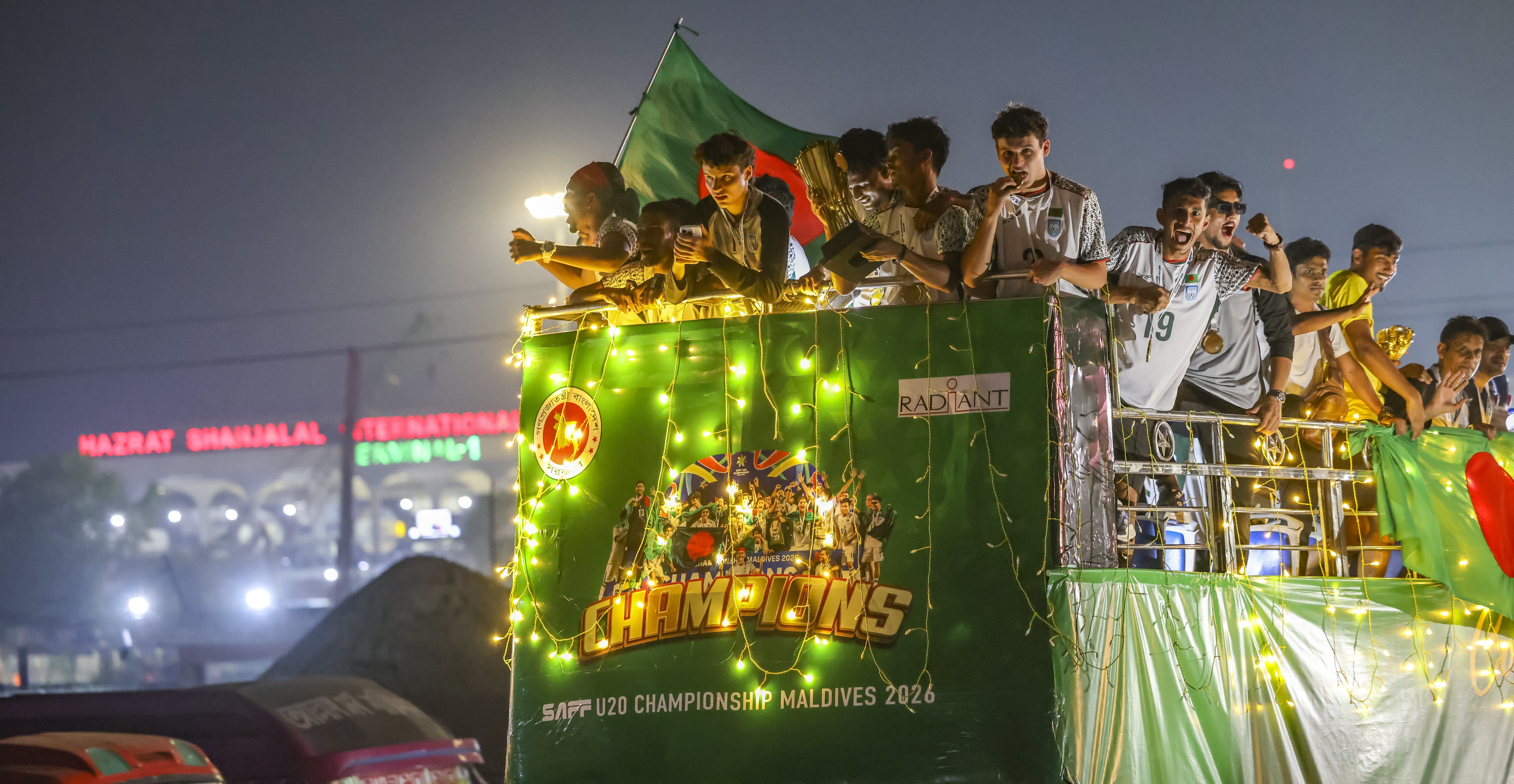 সংবর্ধনার আগে ছাদখোলা বাসে হাতিরঝিলে ফুটবলাররা