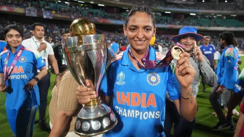 সব ফরম্যাটের অধিনায়কত্ব ছাড়লেন হারমানপ্রীত কৌর