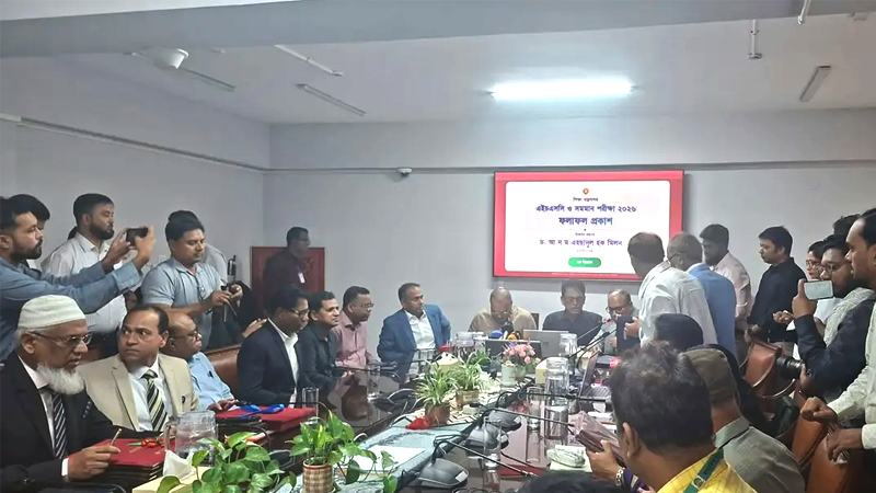 এইচএসসিতে পাসের হারে শীর্ষে ঢাকা, পিছিয়ে বরিশাল