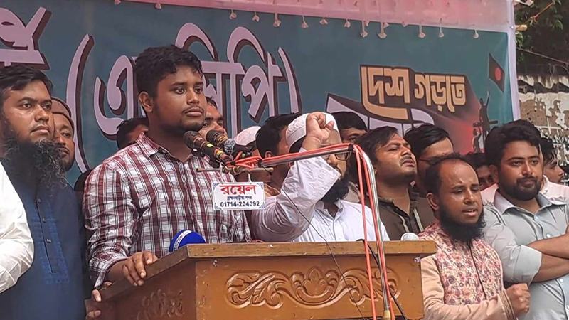 রাষ্ট্রের কাছে স্বাভাবিক মৃত্যুর নিশ্চয়তা চাই: হাসনাত আবদুল্লাহ