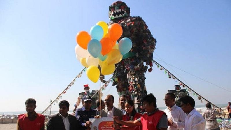 কক্সবাজার সৈকতে পরিত্যক্ত প্লাস্টিকের তৈরি রোবট দানব