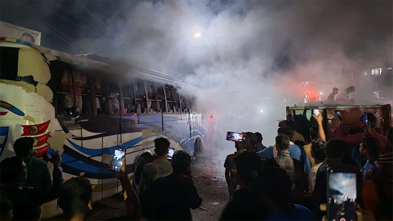 হাফ ভাড়া নিয়ে বরিশালে রণক্ষেত্র, অর্ধশতাধিক বাস ভাঙচুর