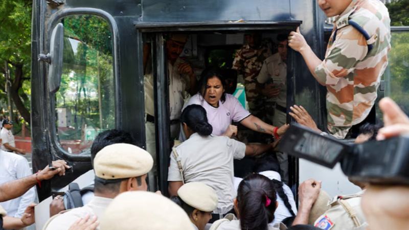 ভারতে প্রধান নির্বাচন কমিশনারের পদত্যাগ দাবিতে ককরোচ পার্টির বিক্ষোভ