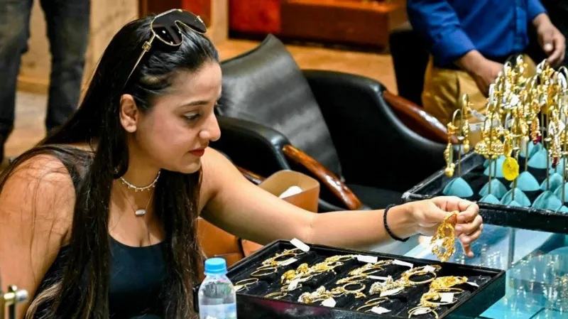 শত কোটি ভারতীয়র হাতে খরচের টাকা নেই