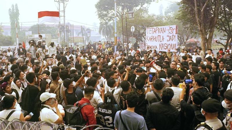 ইন্দোনেশিয়ায় বিষাক্ত ধোঁয়া মোকাবিলায় কার্যকর পদক্ষেপের দাবিতে শিক্ষার্থীদের বিক্ষোভ