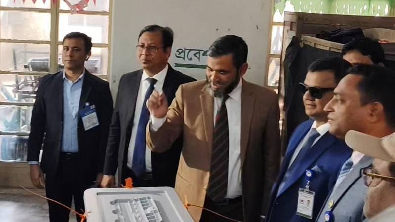 সারা দেশে স্বাভাবিকভাবেই ভোটগ্রহণ চলছে: ইসি সানাউল্লাহ