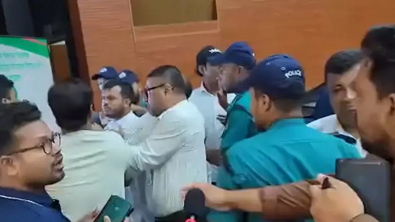 ব্রাহ্মণবাড়িয়ার দুই আসনের সীমানা পুনর্নির্ধারণের শুনানিতে হাতাহাতি
