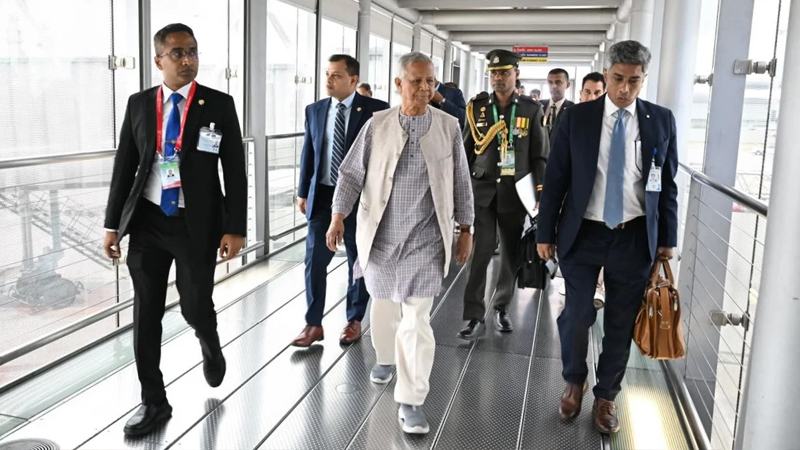 ব্যাংকক পৌঁছেছেন প্রধান উপদেষ্টা