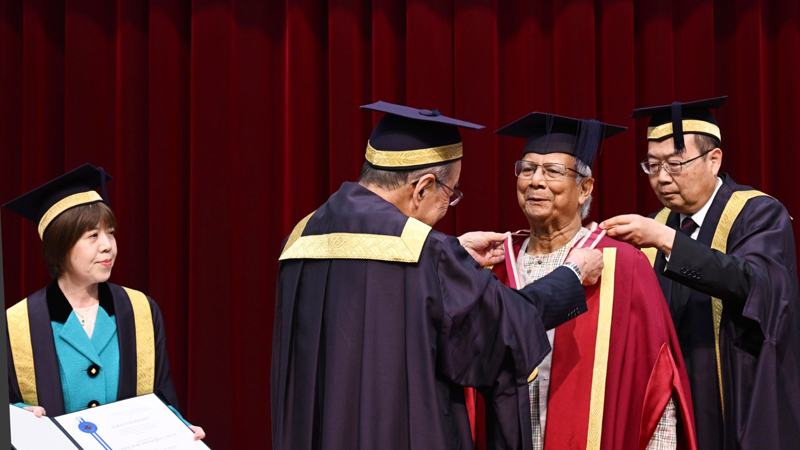 প্রধান উপদেষ্টাকে সম্মানসূচক ডক্টরেট ডিগ্রি প্রদান সোকা বিশ্ববিদ্যালয়ের