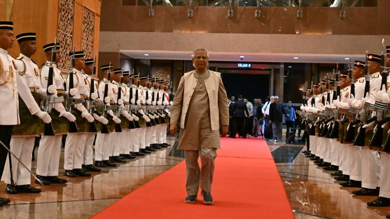 মালয়েশিয়া পৌঁছেছেন প্রধান উপদেষ্টা