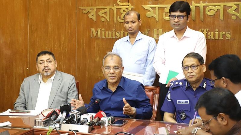 লুট হওয়া অস্ত্র ও গুলি উদ্ধারে পুরস্কারের ঘোষণা স্বরাষ্ট্র উপদেষ্টার