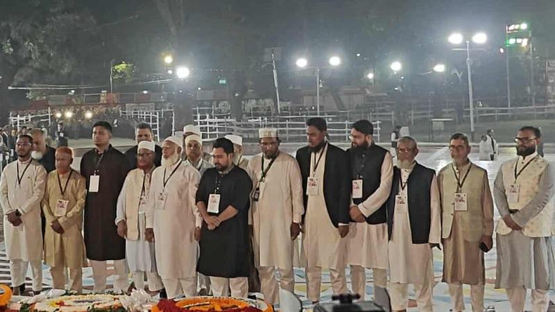ভাষা শহীদদের সম্মানে প্রথমবারের মতো শহীদ মিনারে ফুল দিল জামায়াত