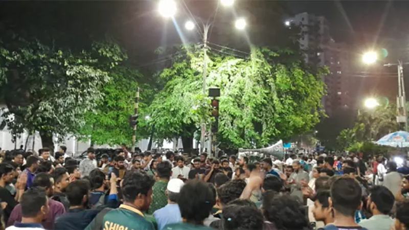দিন পেরিয়ে রাত, কাকরাইল ছাড়েননি জগন্নাথের শিক্ষার্থীরা