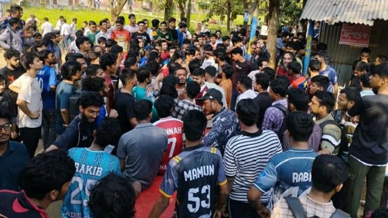 জাবিতে দোকানের মালিকানা নিয়ে দুই হলের শিক্ষার্থীদের সংঘর্ষ, আহত ৯