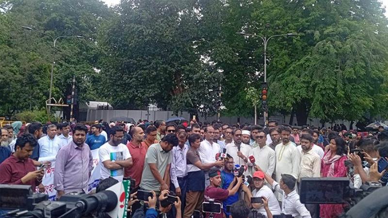 সরকারের সুস্পষ্ট ঘোষণা ছাড়া একচুলও নড়ব না: অধ্যাপক রইছ উদ্দীন