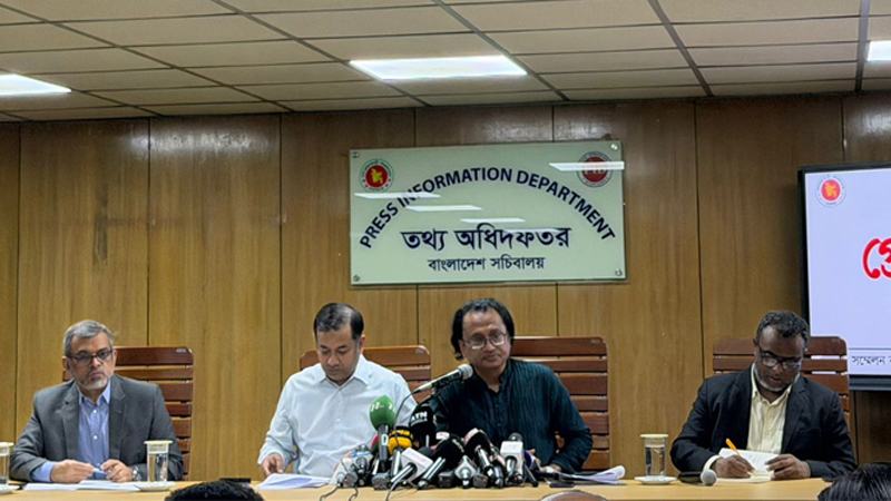জ্বালানি তেলের পর্যাপ্ত মজুত রয়েছে, প্যানিক বায়িং থেকে বিরত থাকার আহ্বান তথ্য উপদেষ্টার