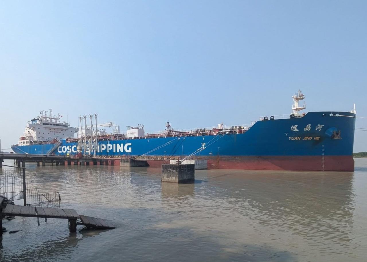 সিঙ্গাপুর থেকে ২৭ হাজার টন ডিজেল নিয়ে জাহাজ চট্টগ্রামে