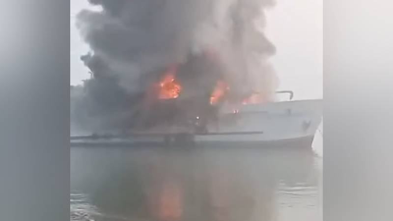 সেন্টমার্টিনগামী জাহাজে ভয়াবহ আগুন, এক কর্মচারী নিহত