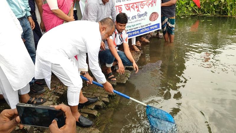কোটালীপাড়ায় দেশীয় মাছের পোনা অবমুক্ত