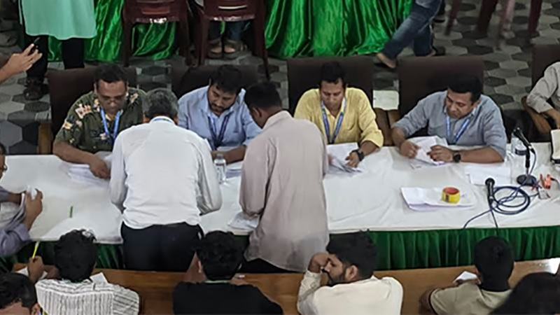 জাকসু নির্বাচন: কেন্দ্রীয় শিক্ষার্থী সংসদের ভোট গণনা চলছে