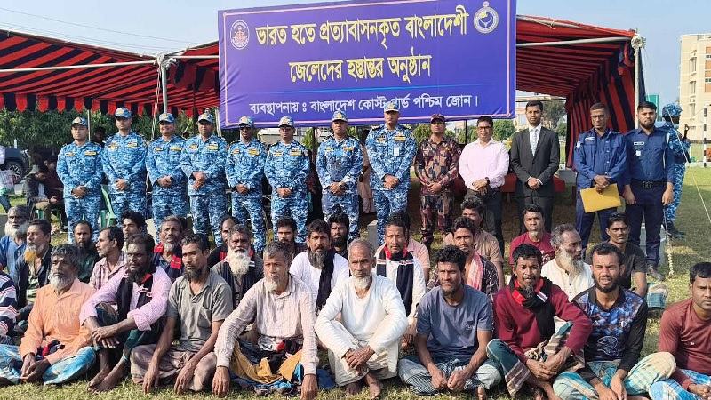 ভারতের কারাগারে থেকে ছাড়া পাওয়া ৩২ জেলাকে পরিবারের কাছে হস্তান্তর