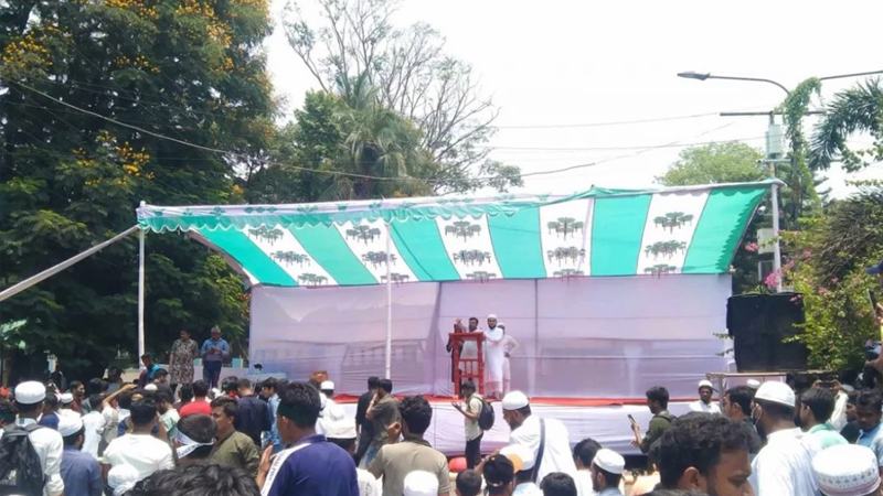 ‘জমায়েত মঞ্চে’র সামনে অবস্থান নিয়েছেন আন্দোলনকারীরা