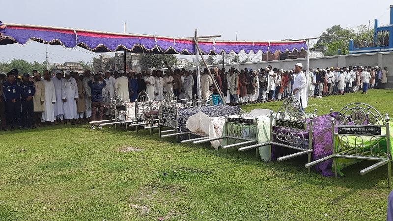 বাগেরহাটে সড়ক দূর্ঘটনায় বর-কনেসহ নিহত ১৪ জনের দাফন সম্পন্ন