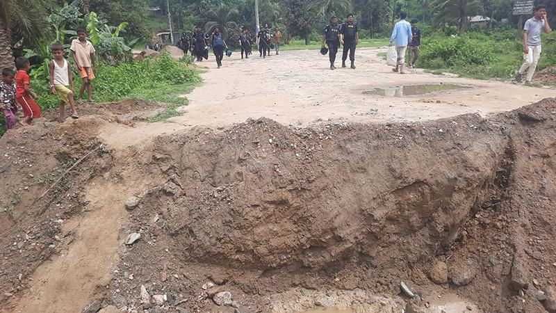 জঙ্গল সলিমপুরে র‌্যাব ক্যাম্পে হামলা, বুলডোজারে গুঁড়িয়ে দেয়া হলো অবকাঠামো