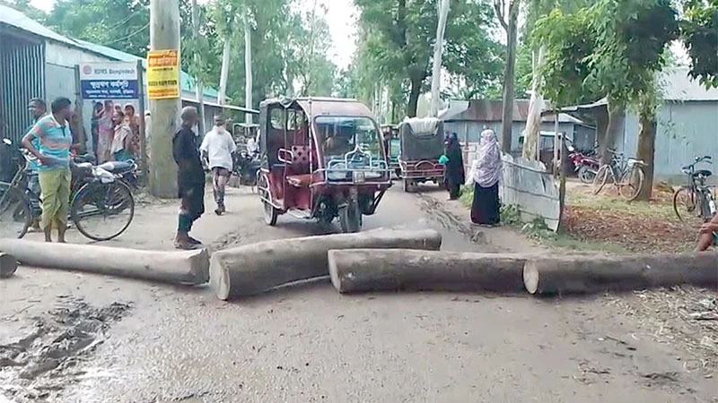 কুড়িগ্রামে সার না পেয়ে সড়ক অবরোধ, গুদামে অবরুদ্ধ কৃষি কর্মকর্তা