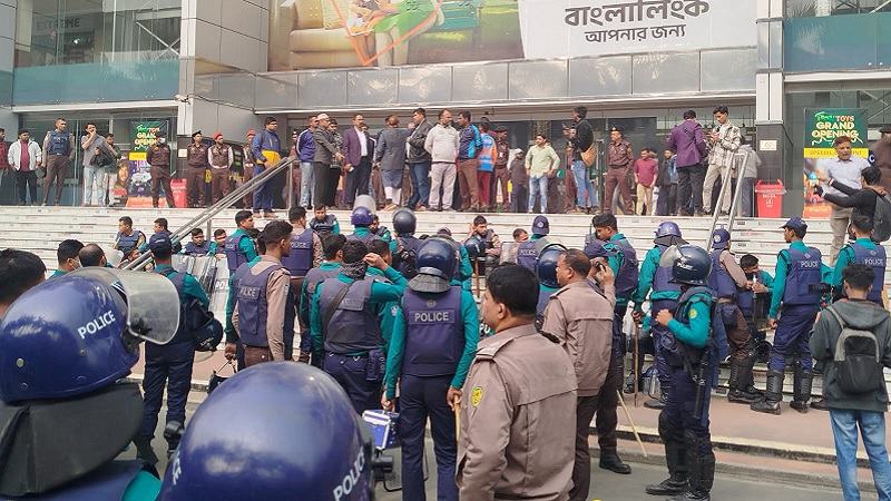মোবাইল ব্যবসায়ীদের সঙ্গে পুলিশের সংঘর্ষে গুলিবিদ্ধ ১, আহত অনেকে