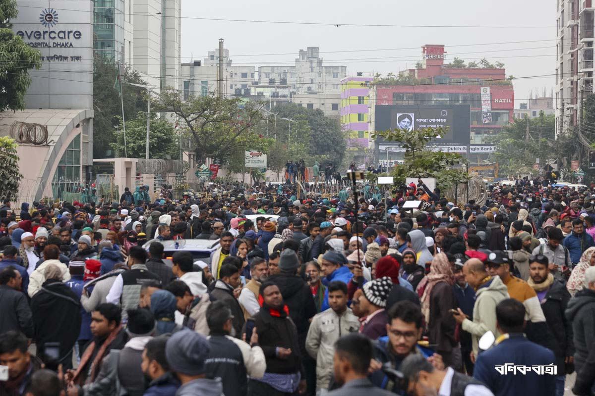 এভারকেয়ারের সামনে নেতাকর্মীদের ভিড়, শোকের ছায়া