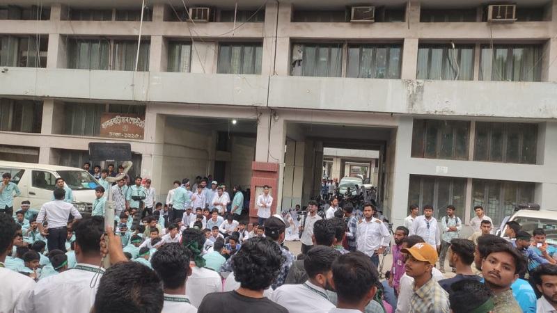 খামারবাড়ি অচল, পাল্টাপাল্টি আন্দোলনে ডিপ্লোমা ও বিশ্ববিদ্যালয়ের শিক্ষার্থীরা