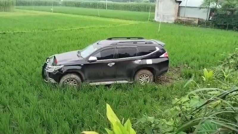 নিয়ন্ত্রণ হারিয়ে ধানক্ষেতে খাদ্য প্রতিমন্ত্রীর গাড়ি