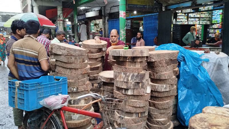 ৩০০ টাকার কাঠের গুঁড়ি ঢাকায় বিক্রি হচ্ছে হাজার টাকায়