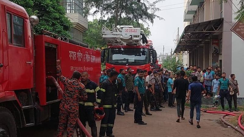খুলনা মেডিকেলে আগুন: আইসিইউ থেকে স্থানান্তরের সময় এক রোগীর মৃত্যু