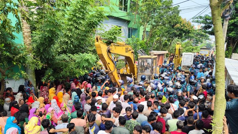খুলনার বাস্তুহারায় উচ্ছেদ ঠেকাতে বাসিন্দাদের বাধা, সংঘর্ষে আহত ৩৫