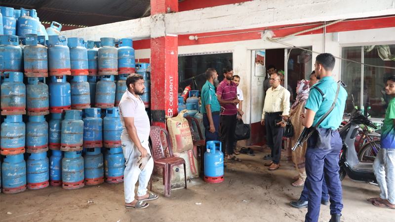 দেশজুড়ে বাজারে অভিযান, ১১৬ প্রতিষ্ঠানকে প্রায় ১১ লাখ টাকা জরিমানা