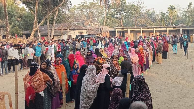 খুলনার ছয় আসনে চলছে ভোটগ্রহণ, সকাল থেকেই কেন্দ্রে ভোটারদের ভিড়