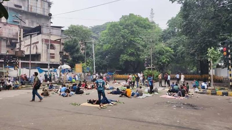 কাকরাইল মোড় ছাড়েননি জগন্নাথের শিক্ষার্থীরা, চলছে অবস্থান