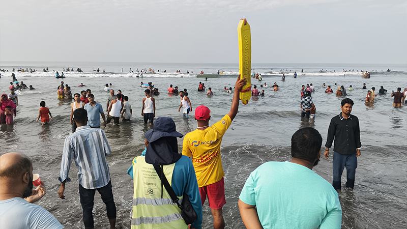 কক্সবাজারে সৈকতে গোসলে নেমে প্রাণ গেল ৩ বন্ধুর, এখনো নিখোঁজ ২