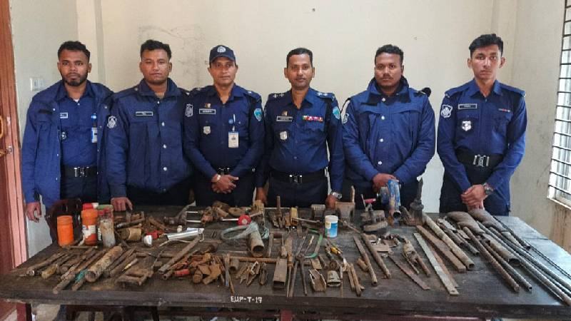 কক্সবাজারের রামুতে অস্ত্রের কারখানার সন্ধান, বিপুল সরঞ্জাম উদ্ধার