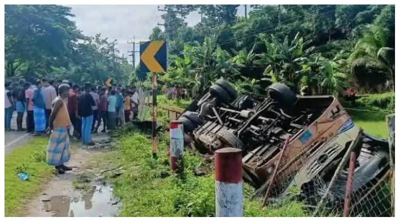 কক্সবাজারে যাত্রীবাহী বাস-কাভার্ড ভ্যানের মুখোমুখি সংঘর্ষে নিহত ৩