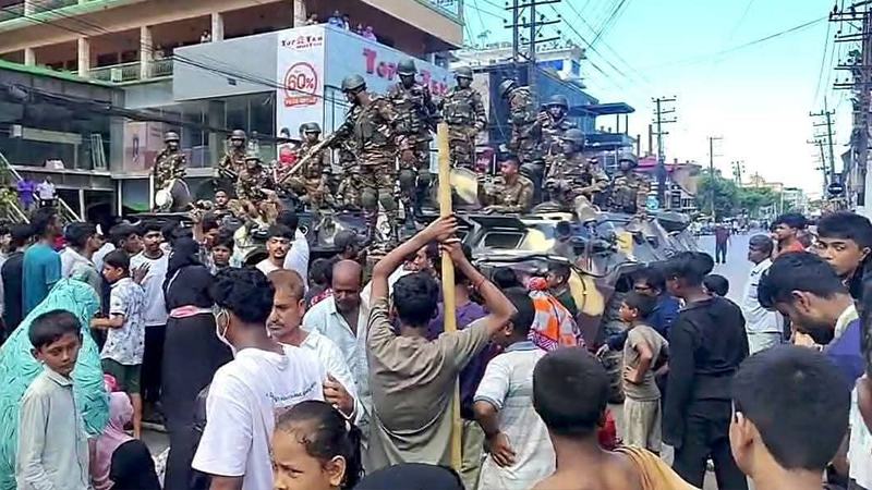 বাঁকখালী নদী দখলমুক্ত অভিযানে বাধা, এস্কেভেটর ভাঙচুর, সড়ক অবরোধ